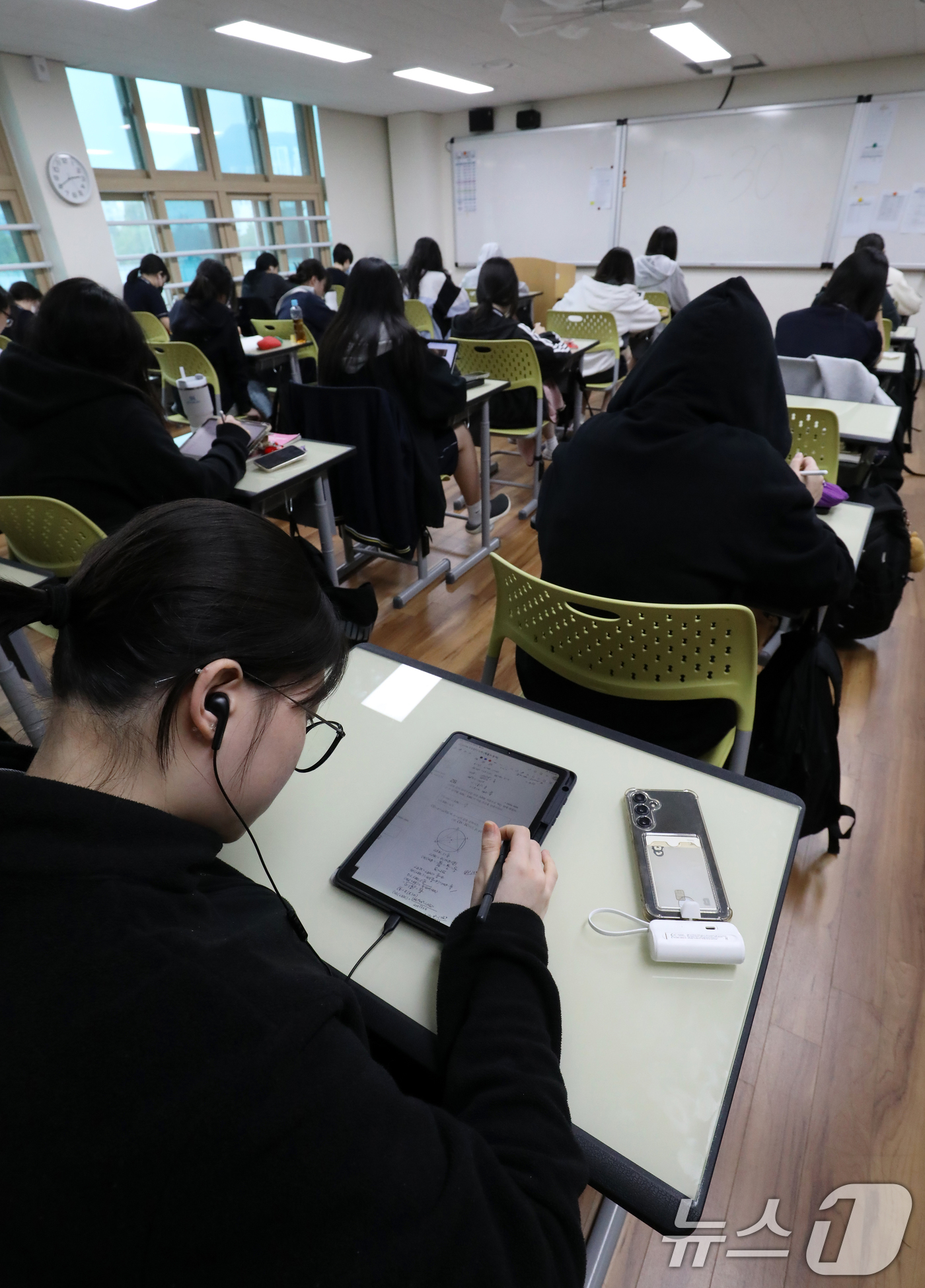 (부산=뉴스1) 윤일지 기자 = 2026학년도 대학수학능력시험 D-30일을 하루 앞둔 13일 오후 부산 동래구 중앙여자고등학교 3학년 교실에서 수험생들이 자율학습을 하고 있다. …