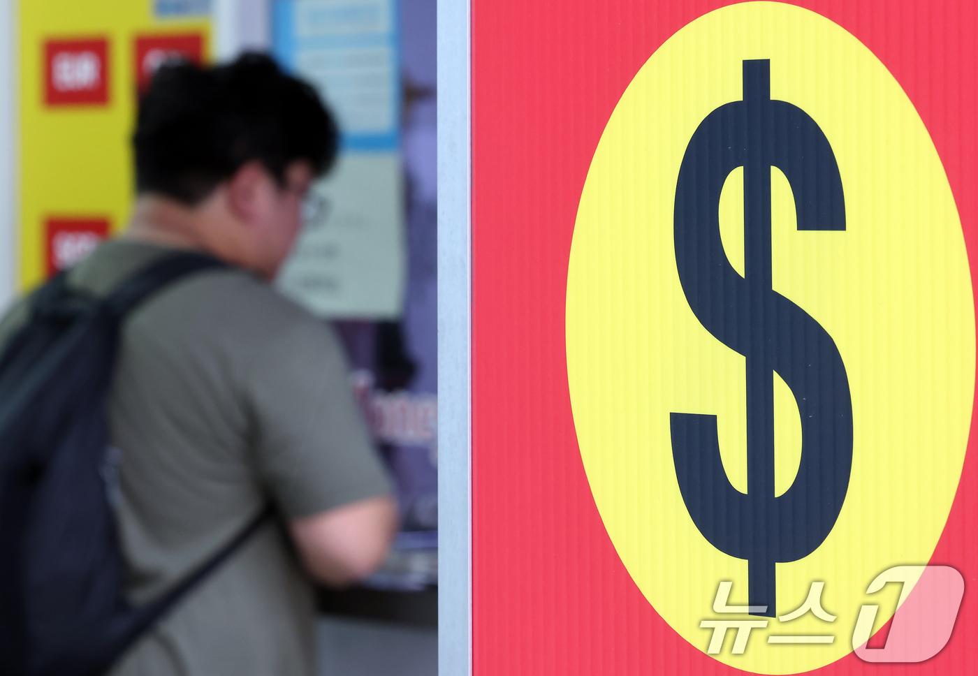 (서울=뉴스1) 박정호 기자 = 미중 무역 갈등 재점화에 따른 불확실성이 커지며 달러·원 환율이 장중 1430원대까지 상승하는 등 변동성 확대에 외환당국이 구두개입에 나선 13일 …