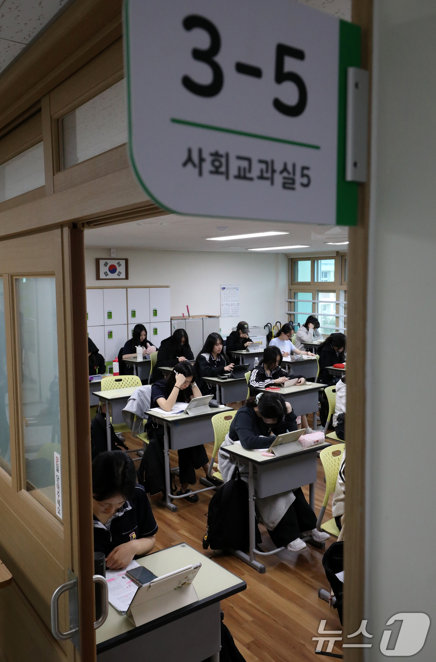 (부산=뉴스1) 윤일지 기자 = 2026학년도 대학수학능력시험 D-30일을 하루 앞둔 13일 오후 부산 동래구 중앙여자고등학교 3학년 교실에서 수험생들이 자율학습을 하고 있다. …