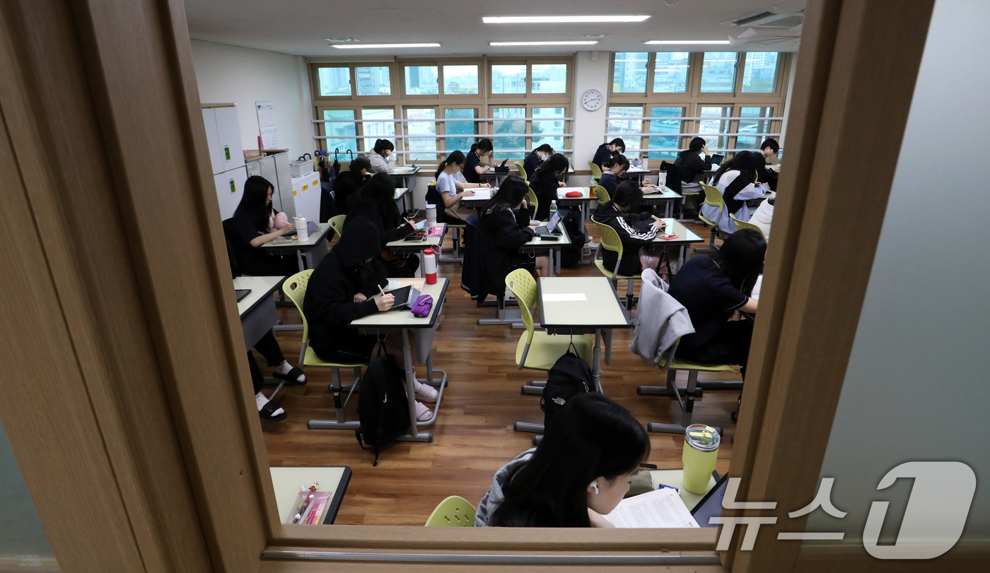 (부산=뉴스1) 윤일지 기자 = 2026학년도 대학수학능력시험 D-30일을 하루 앞둔 13일 오후 부산 동래구 중앙여자고등학교 3학년 교실에서 수험생들이 자율학습을 하고 있다. …