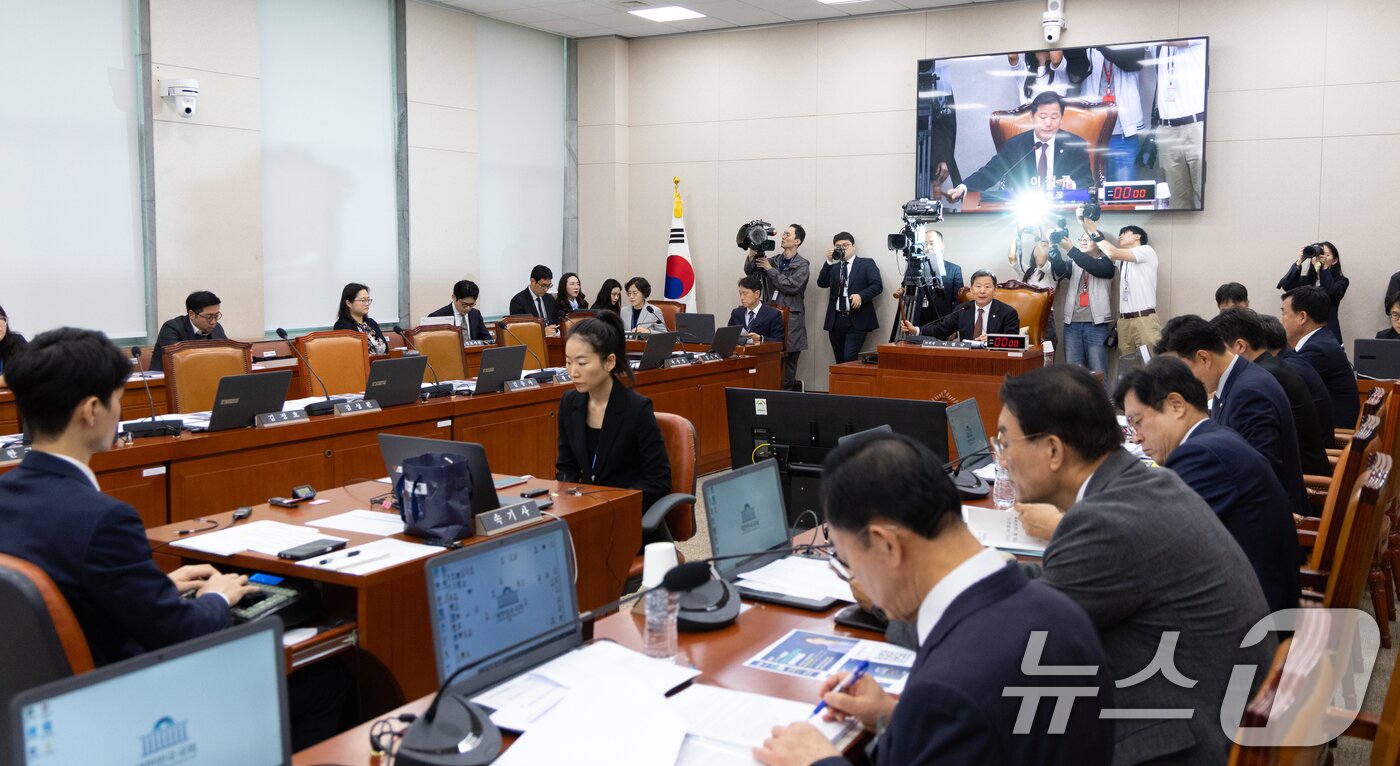본문 이미지 - 13일 서울 여의도 국회에서 열린 산업통상자원중소벤처기업위원회 국정감사에서 이철규 위원장이 의상봉을 두드리고 있다. 2025.10.13/뉴스1 ⓒ News1 이승배 기자