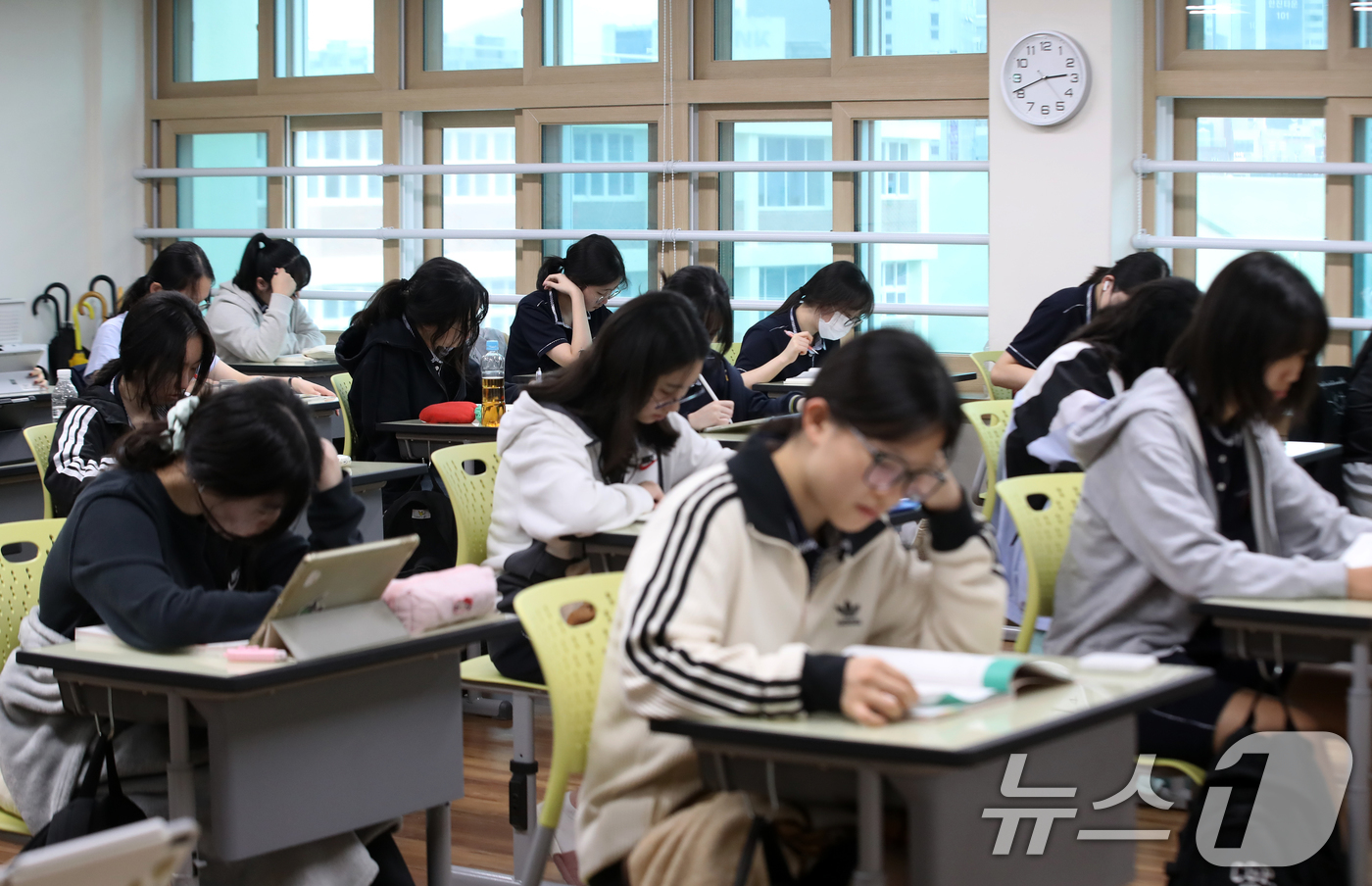(부산=뉴스1) 윤일지 기자 = 2026학년도 대학수학능력시험 D-30일을 하루 앞둔 13일 오후 부산 동래구 중앙여자고등학교 3학년 교실에서 수험생들이 자율학습을 하고 있다. …