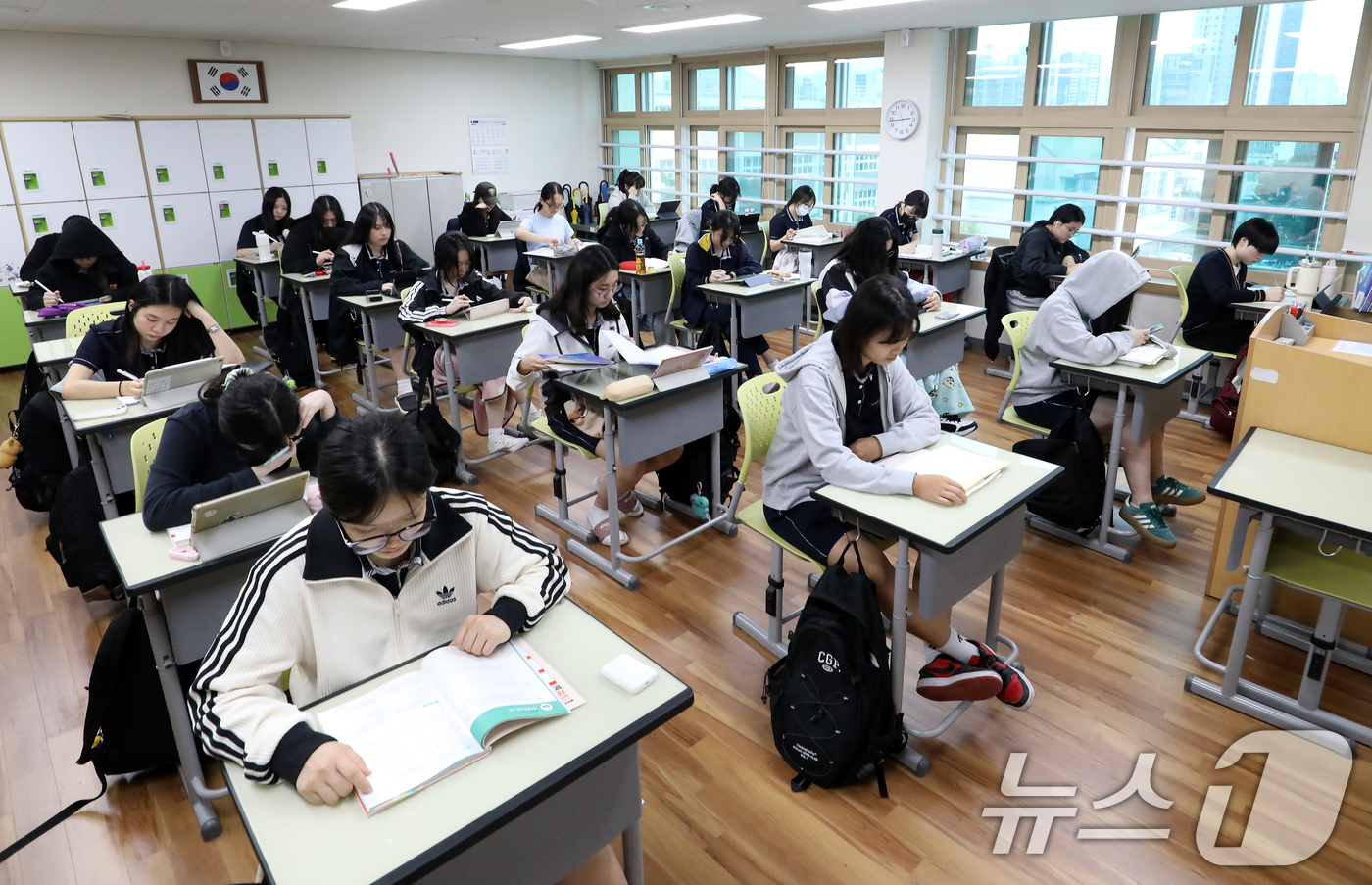 (부산=뉴스1) 윤일지 기자 = 2026학년도 대학수학능력시험 D-30일을 하루 앞둔 13일 오후 부산 동래구 중앙여자고등학교 3학년 교실에서 수험생들이 자율학습을 하고 있다. …