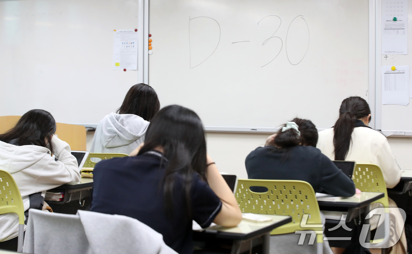 (부산=뉴스1) 윤일지 기자 = 2026학년도 대학수학능력시험 D-30일을 하루 앞둔 13일 오후 부산 동래구 중앙여자고등학교 3학년 교실에서 수험생들이 자율학습을 하고 있다. …