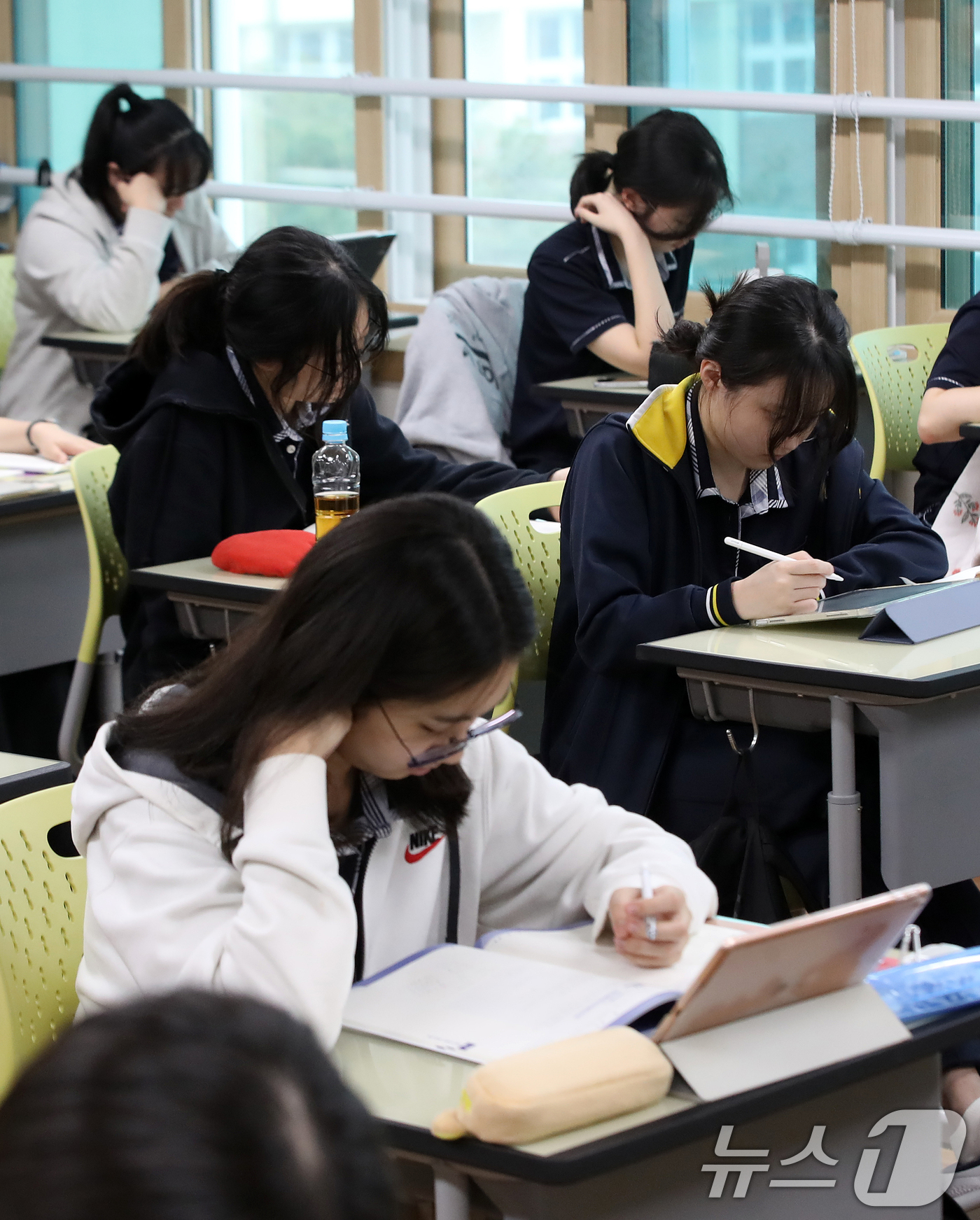 (부산=뉴스1) 윤일지 기자 = 2026학년도 대학수학능력시험 D-30일을 하루 앞둔 13일 오후 부산 동래구 중앙여자고등학교 3학년 교실에서 수험생들이 자율학습을 하고 있다. …