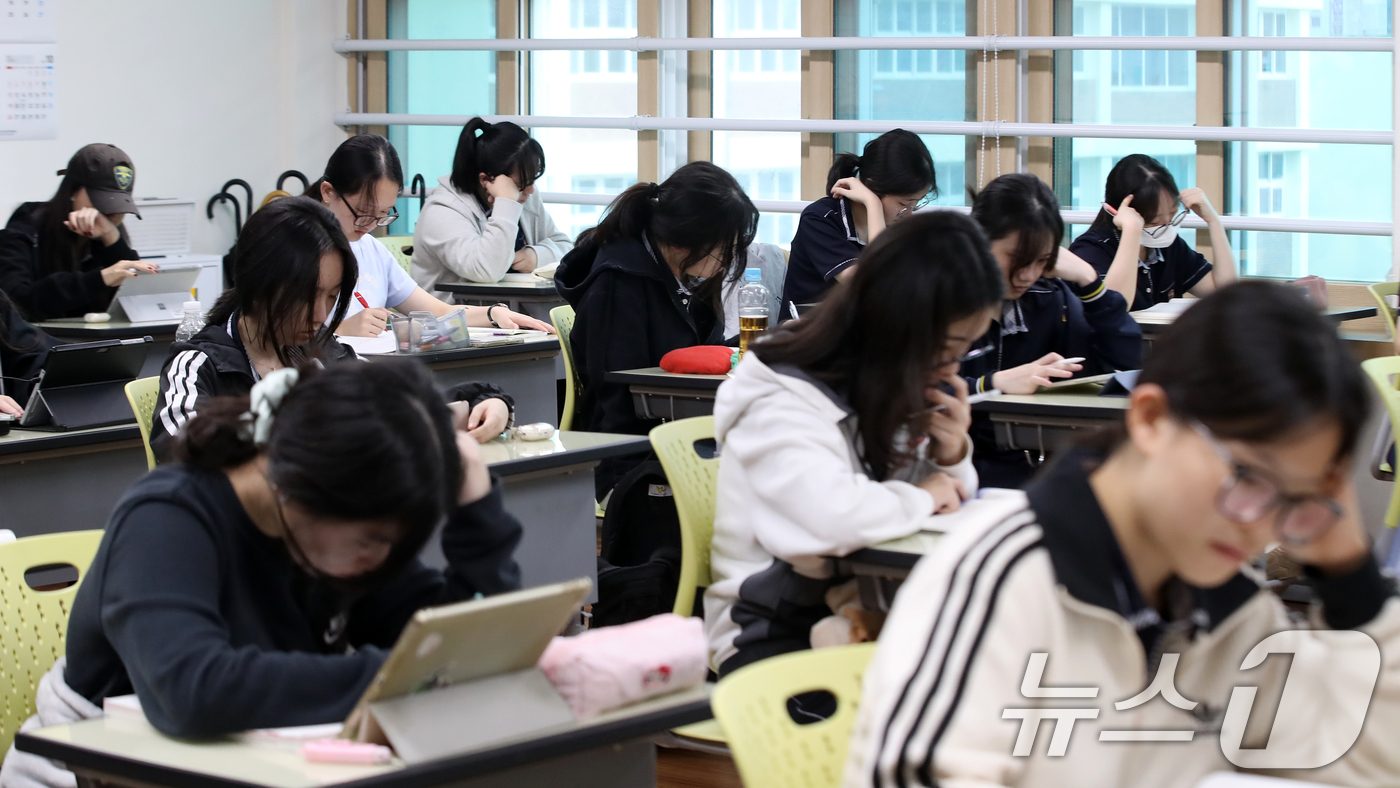 (부산=뉴스1) 윤일지 기자 = 2026학년도 대학수학능력시험 D-30일을 하루 앞둔 13일 오후 부산 동래구 중앙여자고등학교 3학년 교실에서 수험생들이 자율학습을 하고 있다. …