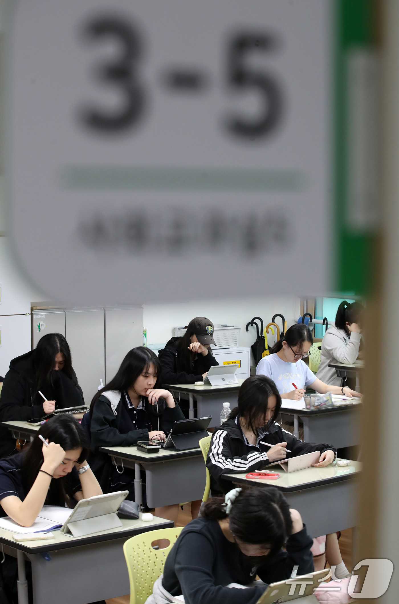 (부산=뉴스1) 윤일지 기자 = 2026학년도 대학수학능력시험 D-30일을 하루 앞둔 13일 오후 부산 동래구 중앙여자고등학교 3학년 교실에서 수험생들이 자율학습을 하고 있다. …