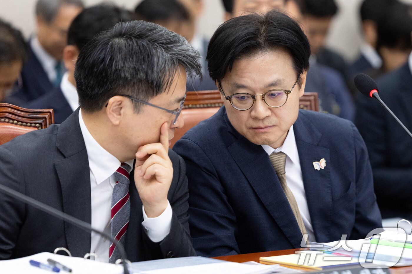 본문 이미지 - 김정관 산업통상자원부 장관이 13일 서울 여의도 국회에서 열린 산업통상자원중소벤처기업위원회 국정감사에 출석해 문신학 차관과 대화하고 있다. 2025.10.13/뉴스1 ⓒ News1 이승배 기자