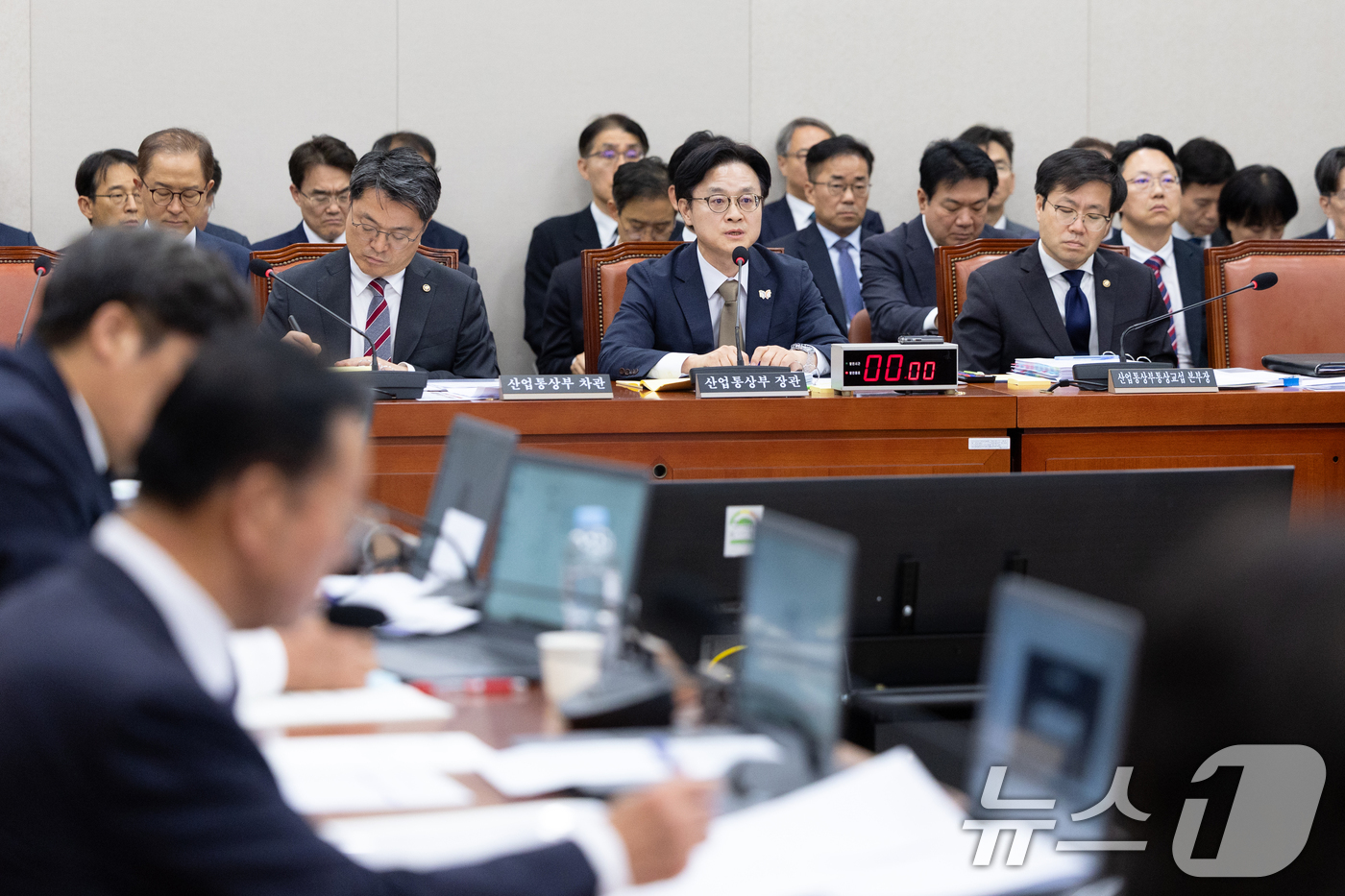 (서울=뉴스1) 이승배 기자 = 김정관 산업통상자원부 장관이 13일 서울 여의도 국회에서 열린 산업통상자원중소벤처기업위원회 국정감사에 출석해 의원 질의에 답변하고 있다. 2025. …