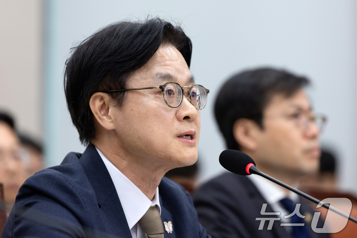 (서울=뉴스1) 이승배 기자 = 김정관 산업통상자원부 장관이 13일 서울 여의도 국회에서 열린 산업통상자원중소벤처기업위원회 국정감사에 출석해 의원 질의에 답변하고 있다. 2025. …