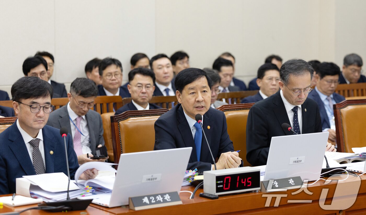 본문 이미지 - 구윤철 경제부총리 겸 기획재정부 장관이 13일 서울 여의도 국회에서 열린 기획재정위원회 국정감사에 출석해 의원 질의에 답변하고 있다. 2025.10.13/뉴스1 ⓒ News1 이승배 기자