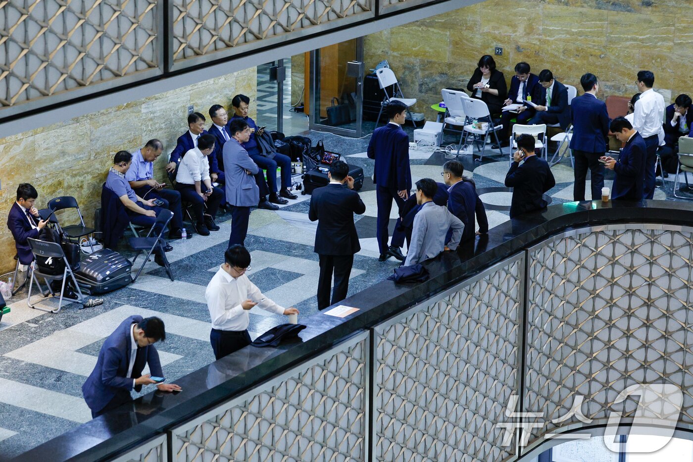 본문 이미지 - 이재명 정부 첫 국정감사가 시작된 13일 서울 여의도 국회에서 상임위원회 별 피감기관 관계자들이 대기하고 있다. 2025.10.13/뉴스1 ⓒ News1 안은나 기자