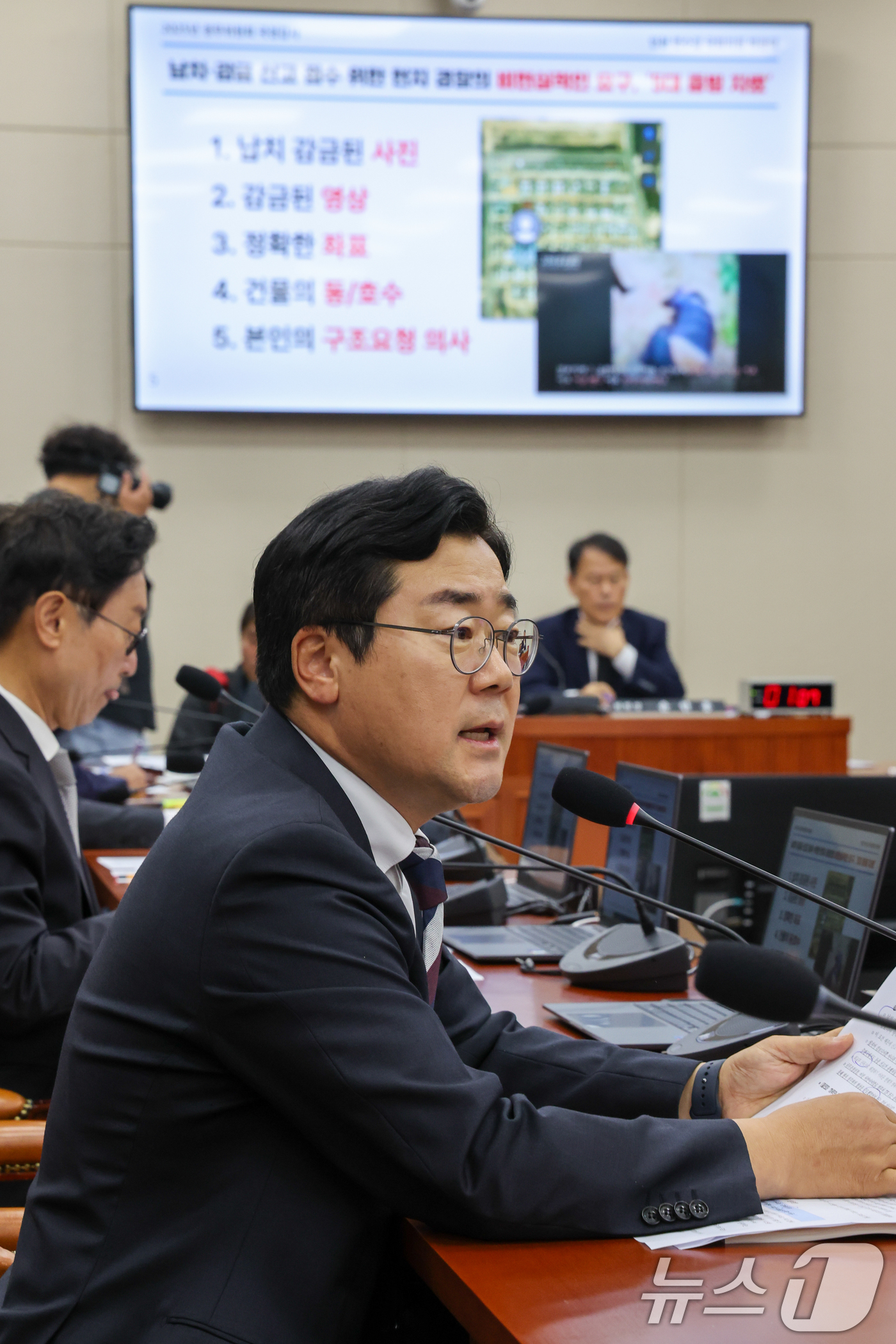 (서울=뉴스1) 안은나 기자 = 박찬대 더불어민주당 의원이 13일 서울 여의도 국회에서 열린 정무위원회 국정감사에서 캄보디아 한국인 감금 피해 및 사망 사건 관련 질의하고 있다. …