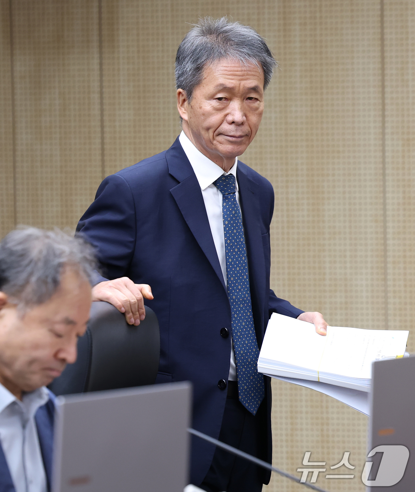 (서울=뉴스1) 오대일 기자 = 김용원 국가인권위원회 상임위원이 13일 오후 서울 중구 국가인권위원회에서 열린 제18차 전원위원회에 참석하고 있다. 2025.10.13/뉴스1