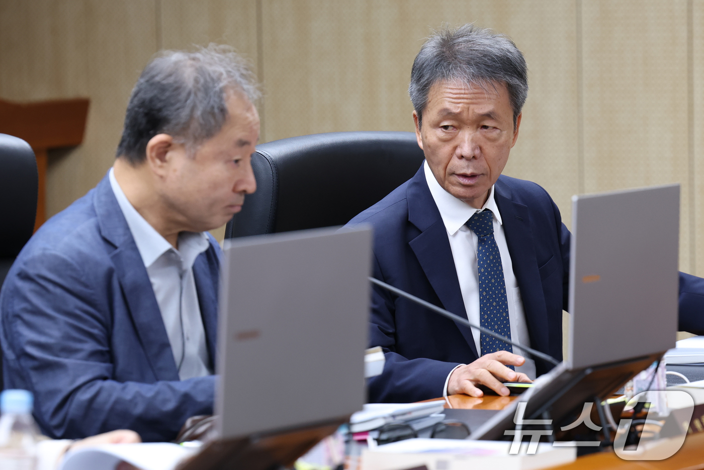 (서울=뉴스1) 오대일 기자 = 13일 오후 서울 중구 국가인권위원회에서 열린 제18차 전원위원회에서 김용원 상임위원(오른쪽)과 한석훈 비상임위원이 대화하고 있다. 2025.10. …