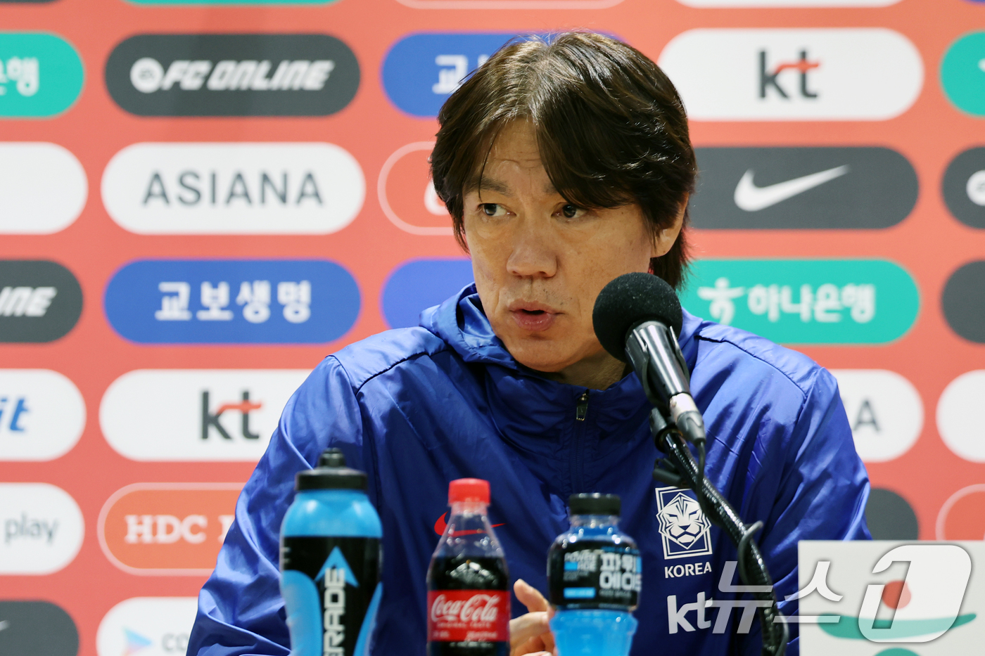 (고양=뉴스1) 황기선 기자 = 대한민국 남자 축구 국가대표팀 홍명보 감독이 13일 오후 경기도 고양시 일산서구 고양종합운동장 기자회견실에서 인터뷰를 하고 있다.축구대표팀은 오는 …