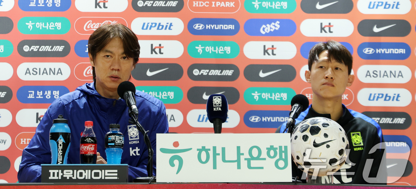 (고양=뉴스1) 황기선 기자 = 대한민국 남자 축구 국가대표팀 홍명보 감독과 이재성이 13일 오후 경기도 고양시 일산서구 고양종합운동장 기자회견실에서 인터뷰를 하고 있다.축구대표팀 …