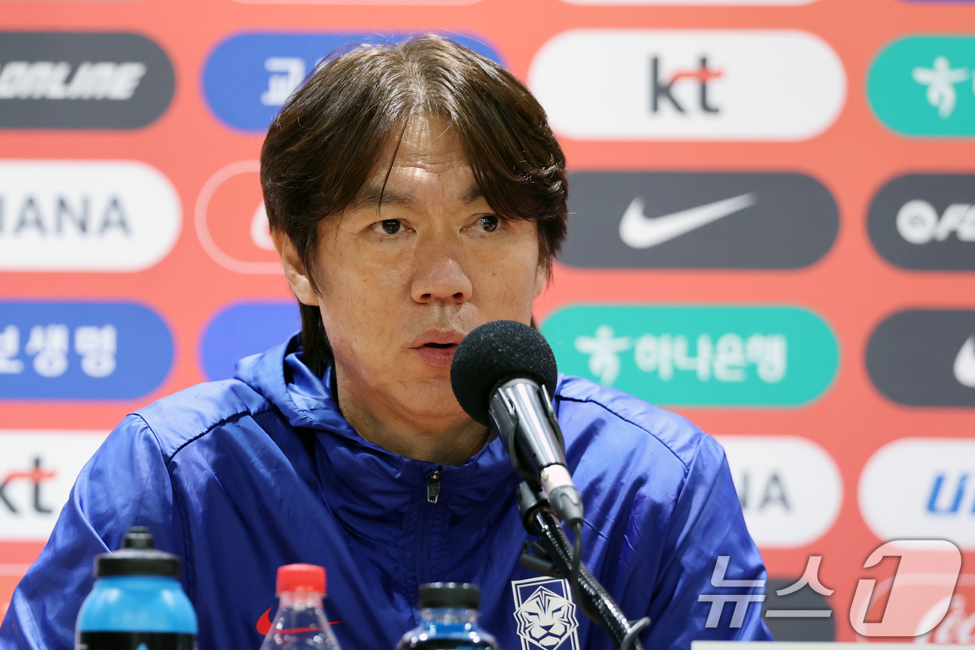 (고양=뉴스1) 황기선 기자 = 대한민국 남자 축구 국가대표팀 홍명보 감독이 13일 오후 경기도 고양시 일산서구 고양종합운동장 기자회견실에서 인터뷰를 하고 있다.축구대표팀은 오는 …