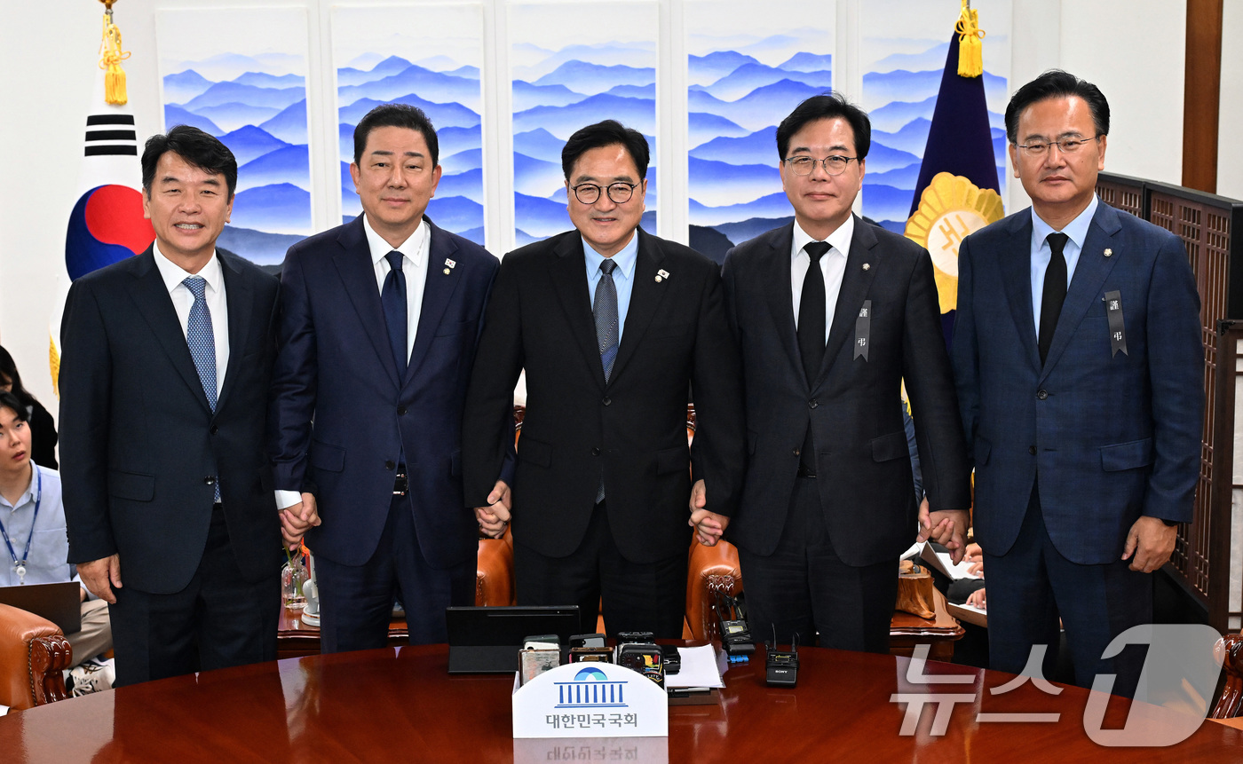 (서울=뉴스1) 유승관 기자 = 우원식 국회의장과 여야 원내대표가 13일 서울 여의도 국회에서 열린 국회의장 주재 여야 원내대표 회동에 앞서 기념 촬영을 하고 있다. 왼쪽부터 더불 …