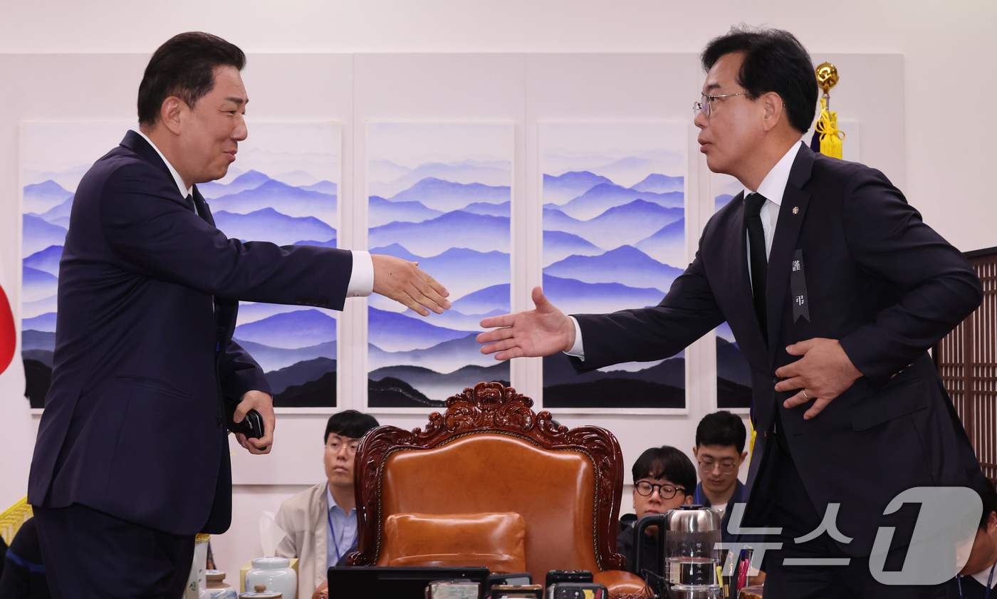 (서울=뉴스1) 유승관 기자 = 김병기 더불어민주당 원내대표(왼쪽)가 13일 서울 여의도 국회의장 집무실에서 국회의장 주재 여야 원내대표 회동에 앞서 송언석 국민의힘 원내대표와 악 …