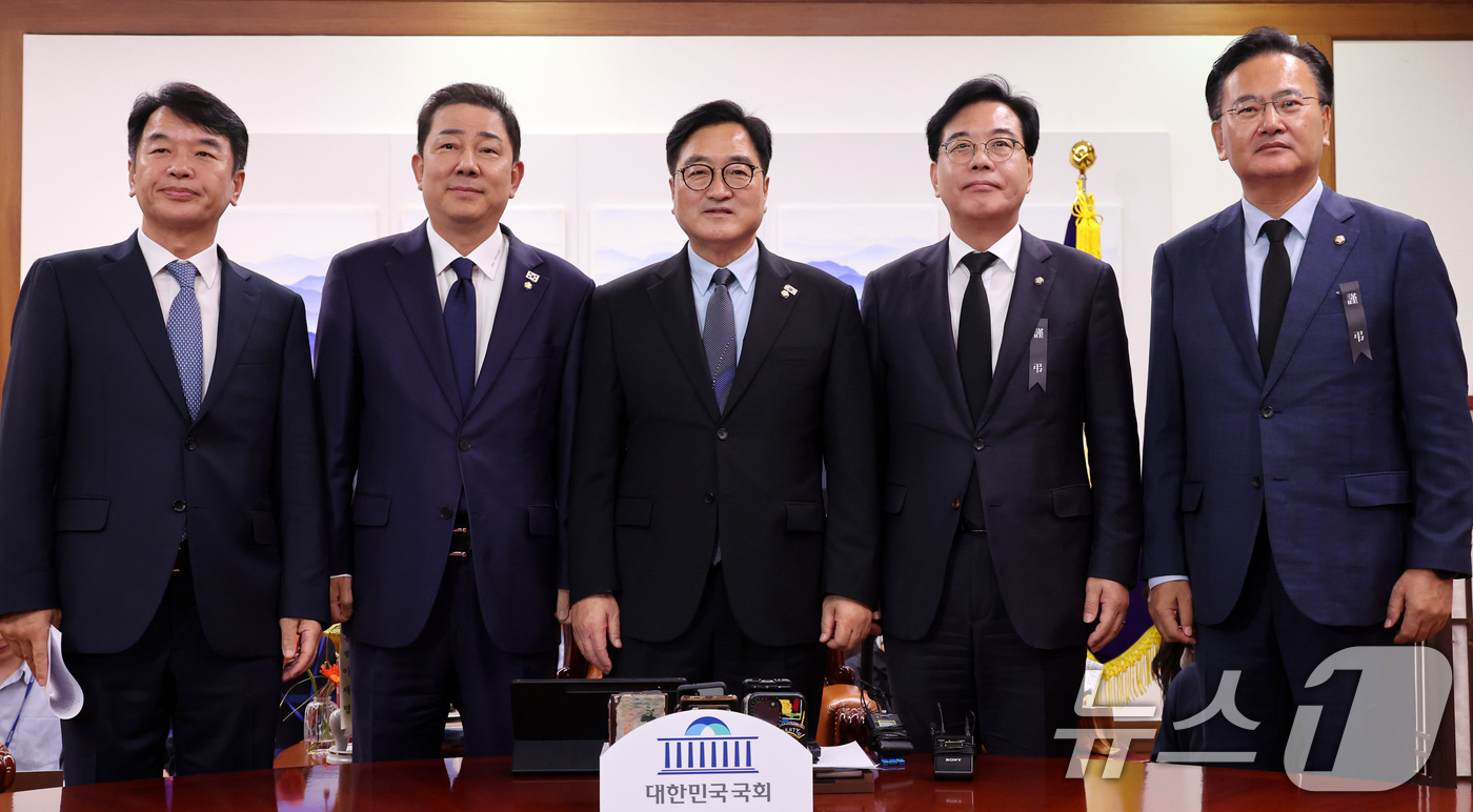 (서울=뉴스1) 유승관 기자 = 우원식 국회의장과 여야 원내대표가 13일 서울 여의도 국회에서 국회의장 주재 여야 원내대표 회동에 앞서 기념 촬영을 하고 있다.왼쪽부터 더불어민주당 …