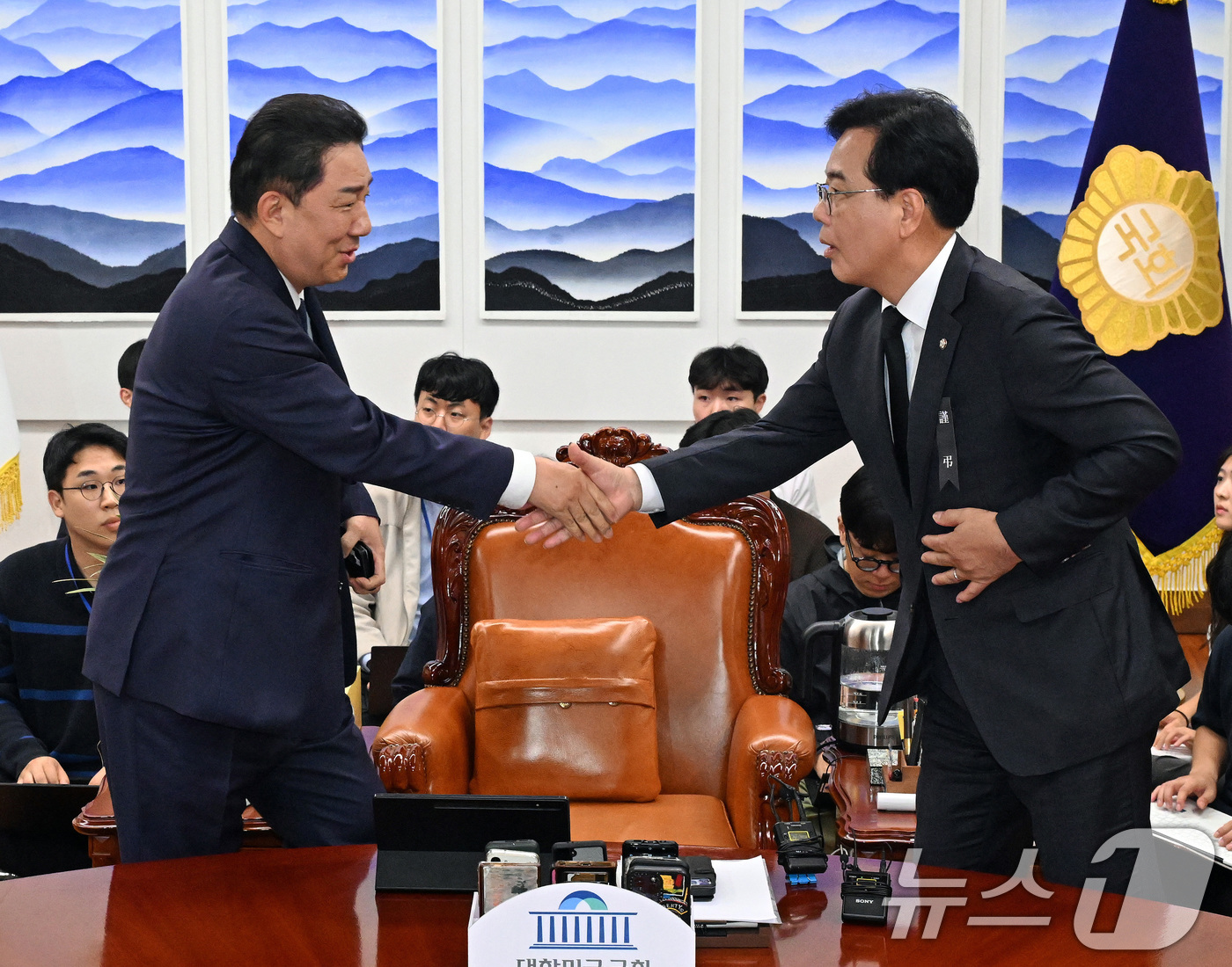 (서울=뉴스1) 유승관 기자 = 김병기 더불어민주당 원내대표(왼쪽)가 13일 서울 여의도 국회의장 집무실에서 국회의장 주재 여야 원내대표 회동에 앞서 송언석 국민의힘 원내대표와 악 …