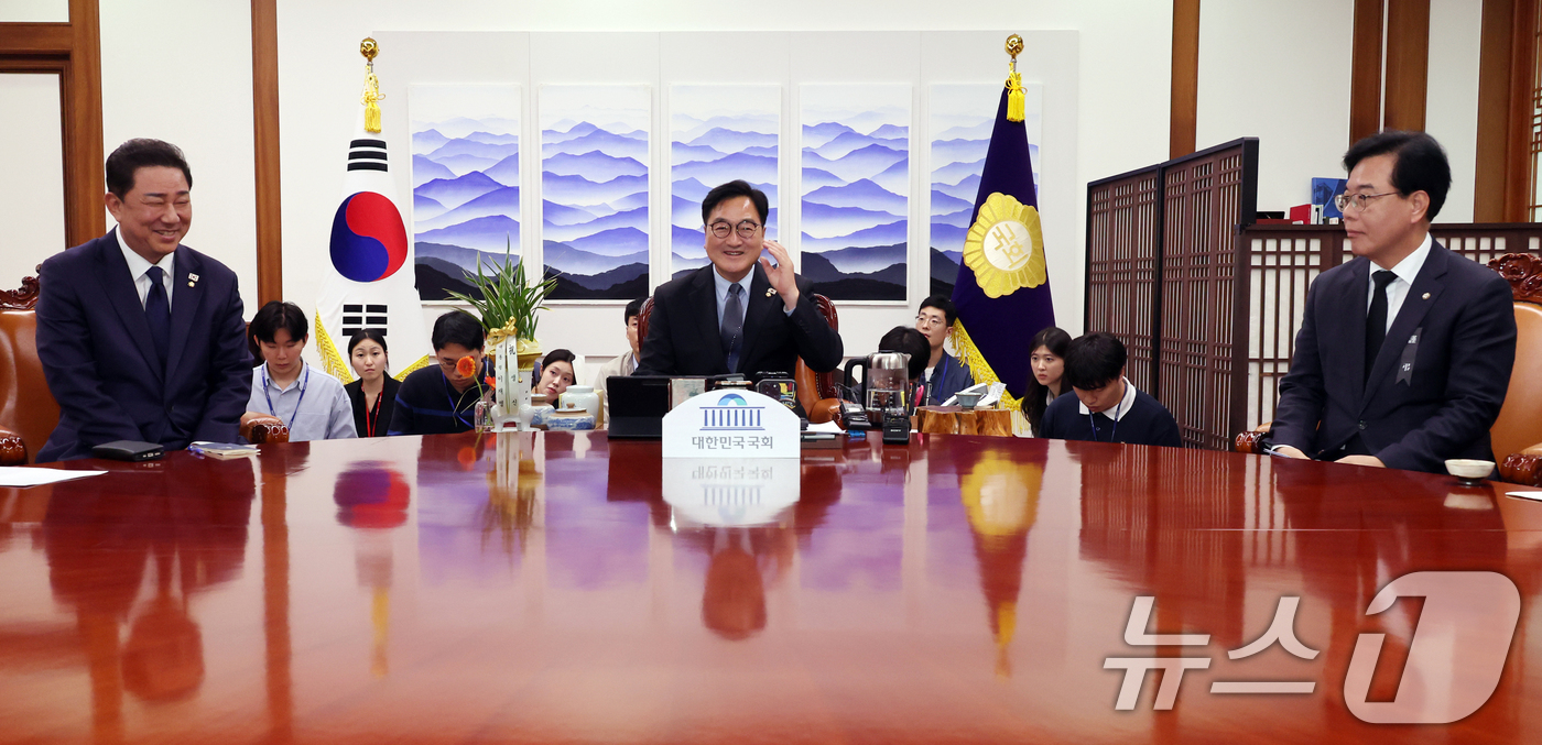 (서울=뉴스1) 유승관 기자 = 우원식 국회의장이 13일 서울 여의도 국회의장 집무실에서 더불어민주당 김병기 원내대표, 국민의힘 송언석 원내대표와 대화하고 있다. (공동취재) 20 …