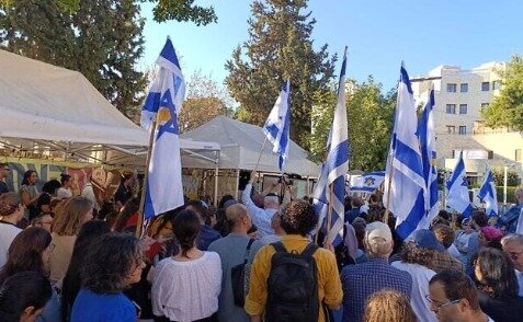본문 이미지 - 예루살렘 베냐민 네타냐후 총리 관저 근처에 있는 시위 텐트에서 군중이 모여 13일&#40;현지시간&#41; 인질 석방 뉴스를 보고 있다. 2025.10.13 &#40;타임스 오브 이스라엘&#41;