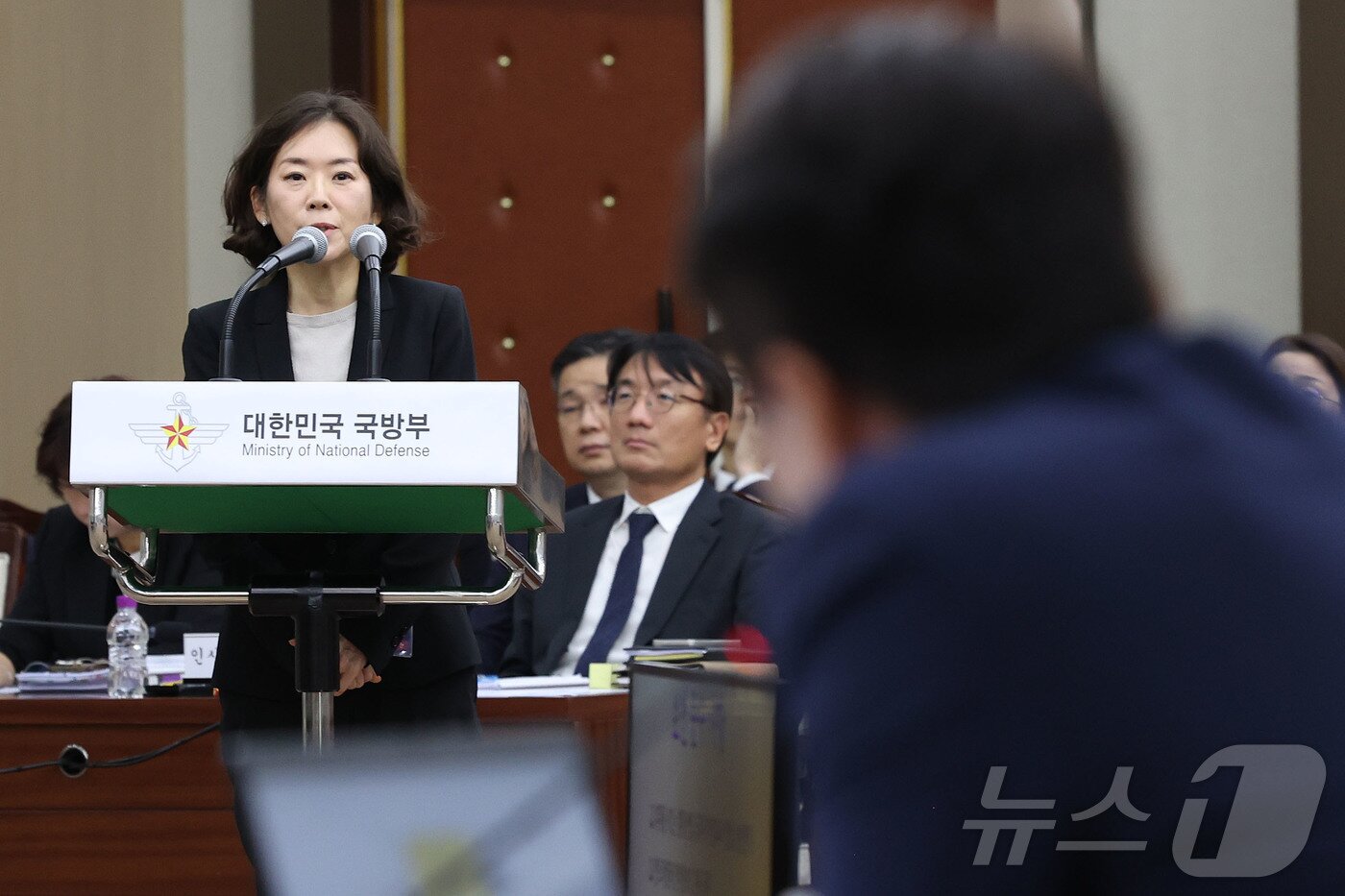 본문 이미지 - 이재명 정부 첫 국정감사가 시작된 13일 오후 서울 용산구 국방부 청사에서 열린 2025 국방부 국정감사에서 황성혜 구글코리아 부사장이 참고인으로 출석해 의원들의 질의에 답변하고 있다. 2025.10.13/뉴스1 ⓒ News1 국회사진기자단