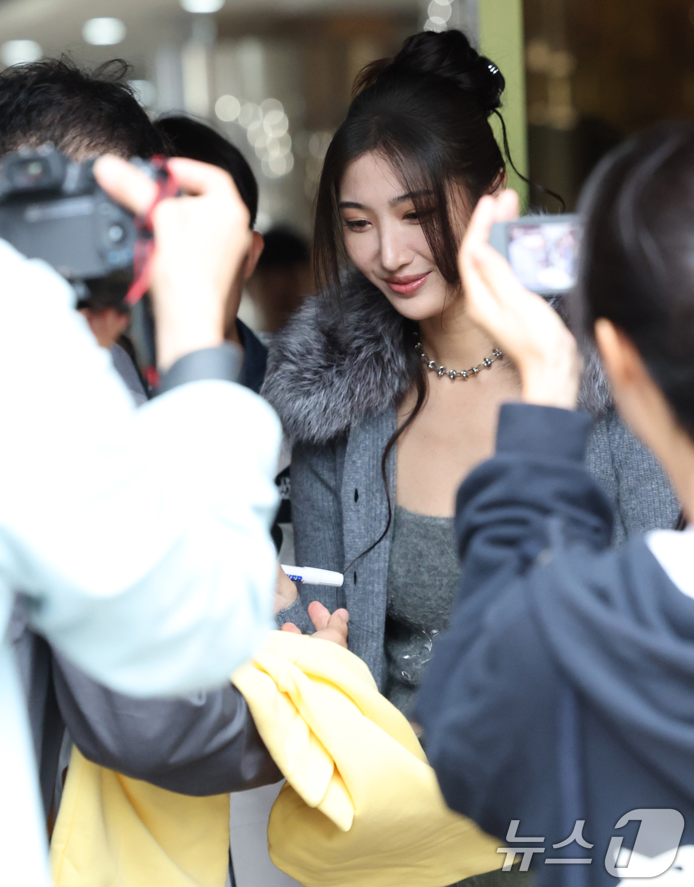 (서울=뉴스1) 권현진 기자 = 가수 겸 작곡가 이재가 라디오 '이은지의 가요광장' 출연을 위해 13일 오전 서울 영등포구 KBS 본관으로 들어서며 팬에게 사인을 해 주고 있다.이 …