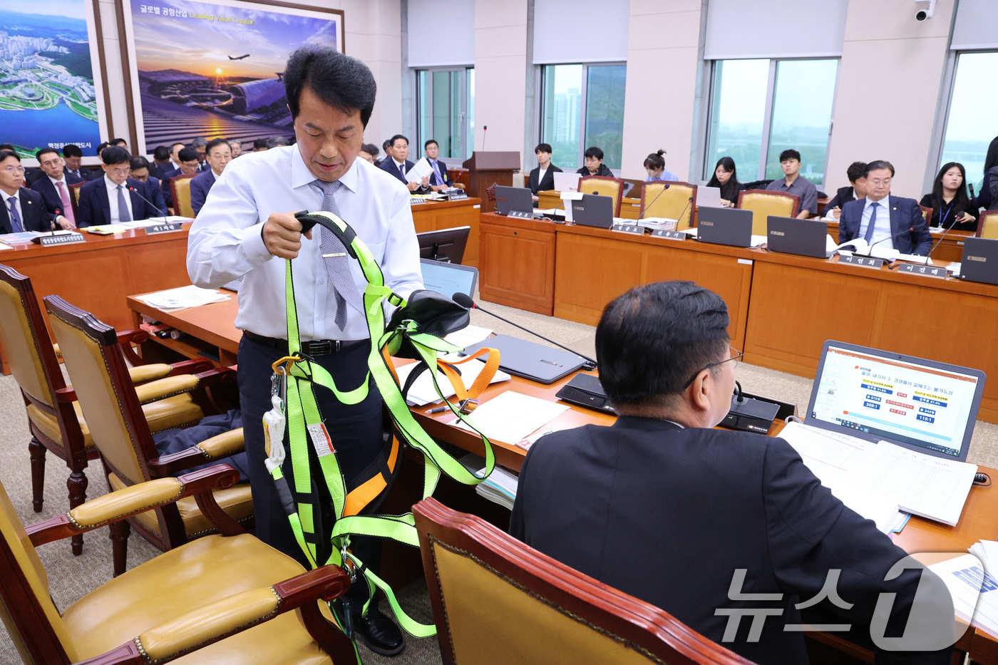 (서울=뉴스1) 신웅수 기자 = 윤종오 진보당 의원이 13일 서울 여의도 국회 국토교통위원회에서 열린 국토교통부 등에 대한 국정감사에서 질의를 마친 후 벨트를 비롯한 안전용품을 벗 …