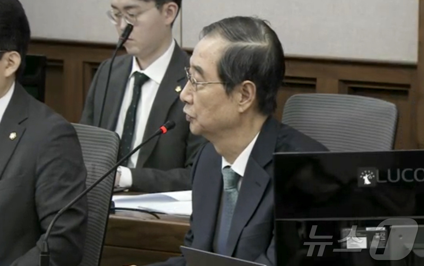 (서울=뉴스1) = 한덕수 전 국무총리가 13일 서울 서초구 서울중앙지법에서 내란 우두머리 방조 혐의 등 2차 공판에서 발언하고 있다. (서울중앙지법 제공. 재판매 및 DB금지) …