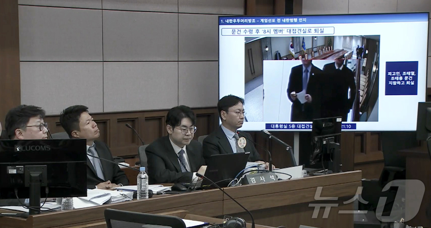 (서울=뉴스1) = 13일 서울 서초구 서울중앙지법에서 열린 한덕수 전 국무총리의 내란 우두머리 방조 혐의 등 2차 공판에서 12·3 비상계엄 당시 대통령실 CCTV 영상이 공개되 …