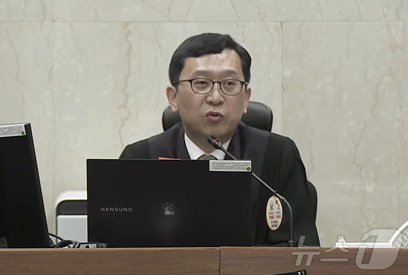 (서울=뉴스1) = 13일 서울 서초구 서울중앙지법에서 열린 한덕수 전 국무총리의 내란 우두머리 방조 혐의 등 2차 공판에서 이진관 부장판사가 발언하고 있다. (서울중앙지법 제공. …