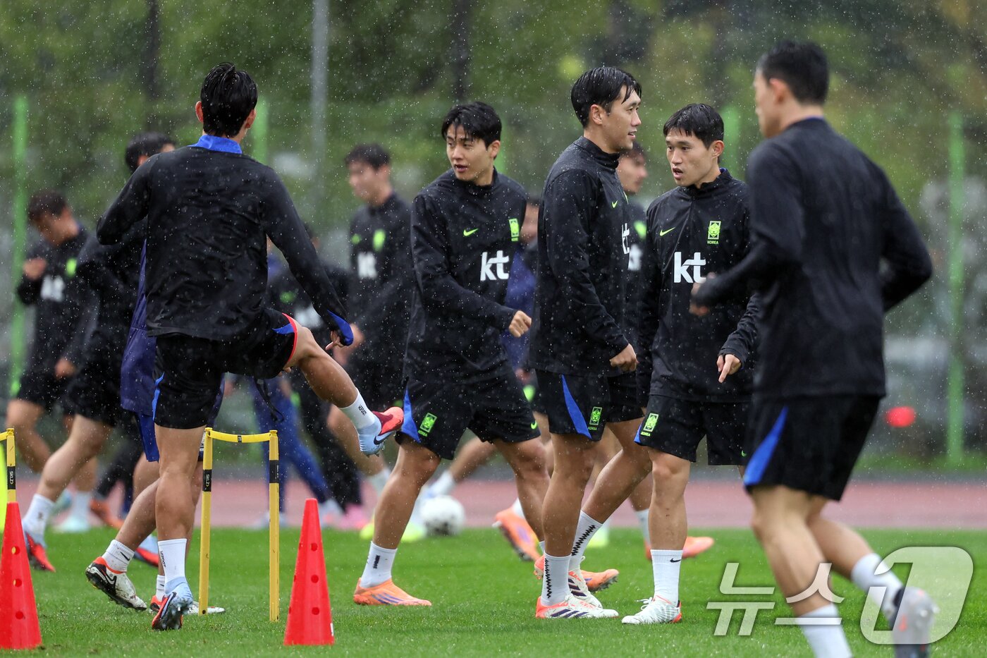 본문 이미지 - 이동경 등 대한민국 남자 축구 국가대표팀 선수들이 13일 오후 경기도 고양시 일산서구 고양종합운동장 보조구장에서 훈련을 하고 있다. 축구대표팀은 오는 14일 오후 8시 서울월드컵경기장에서 파라과이와 평가전을 치른다. 2025.10.13/뉴스1 ⓒ News1 황기선 기자