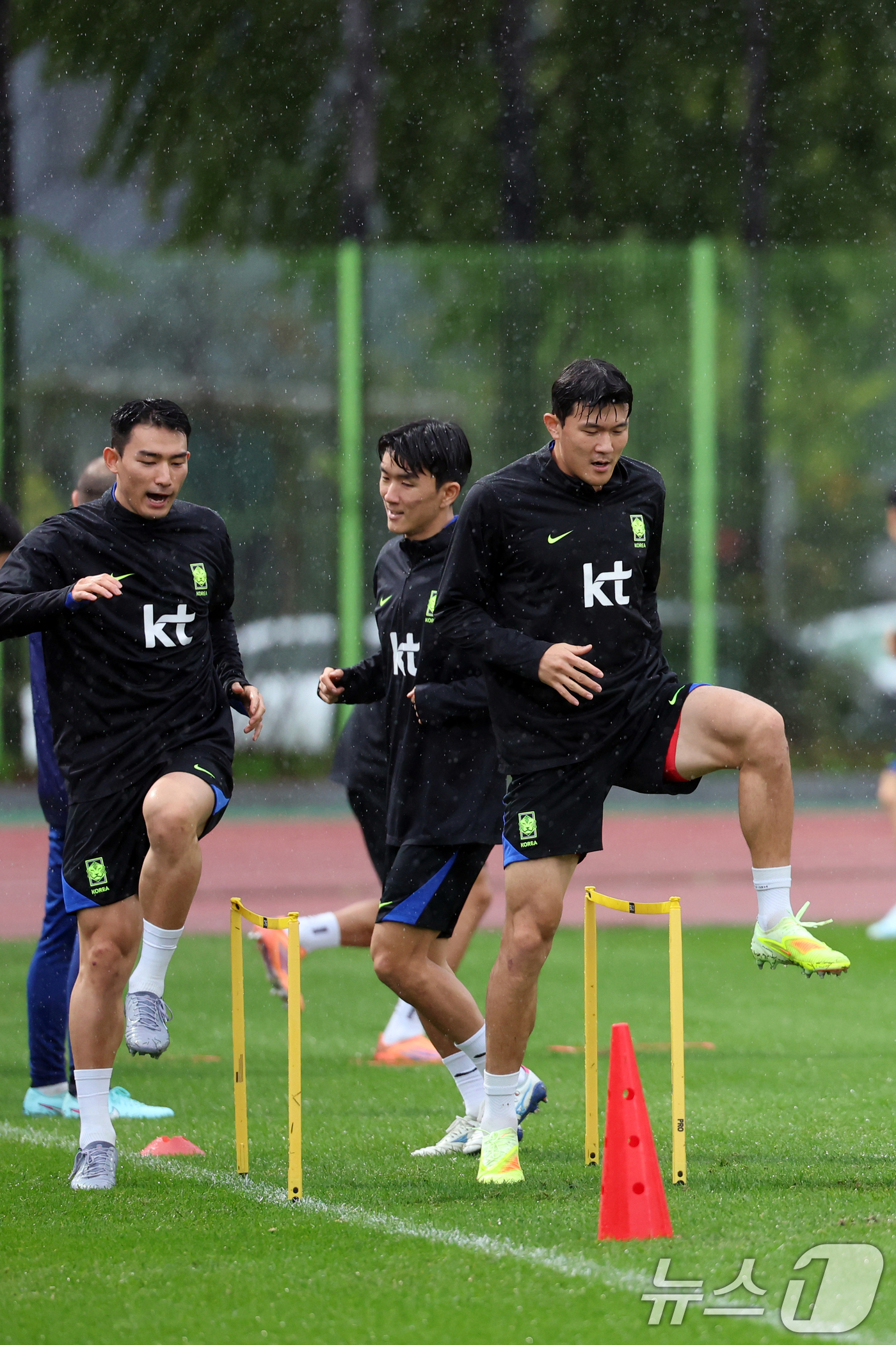 (고양=뉴스1) 황기선 기자 = 김민재 등 대한민국 남자 축구 국가대표팀 선수들이 13일 오후 경기도 고양시 일산서구 고양종합운동장 보조구장에서 훈련을 하고 있다.축구대표팀은 오는 …