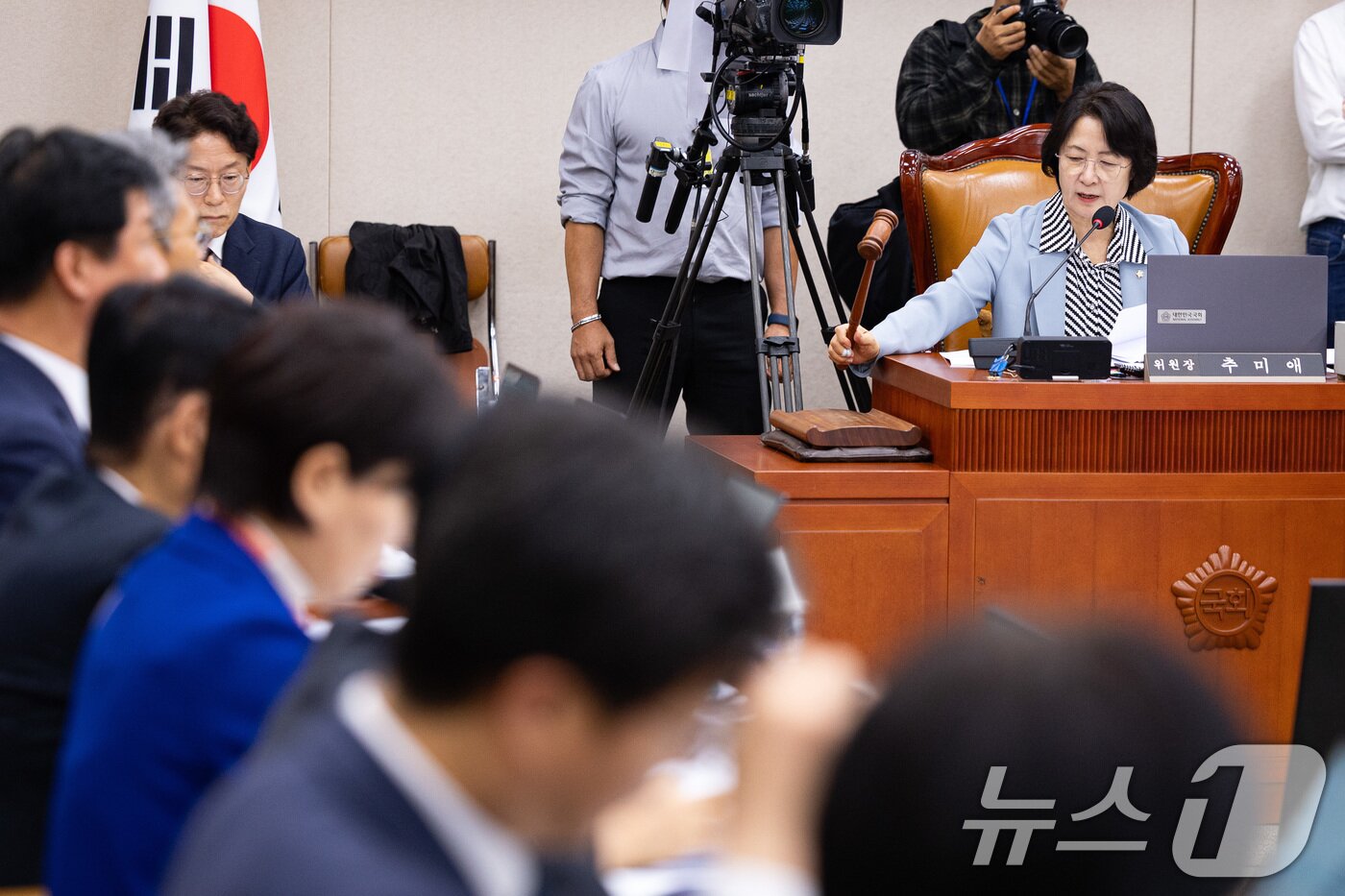 본문 이미지 - 추미애 국회 법제사법위원장이 13일 서울 여의도 국회에서 열린 제429회 국회&#40;정기회&#41; 법제사법위원회 제8차 전체회의에서 의사봉을 두드리고 있다. 나경원 국민의힘 의원 등이 제출한 &#39;민중기 특검팀 강압수사에 의한 양평군 공무원 사건 진상규명을 위한 민중기 특검팀에 대한 현장검증 실시계획서 채택의 건&#39;은 이날 법사위 전체회의에서 거수 표결한 결과 재석 17명 중 반대 10명으로 부결됐다. 2025.10.13/뉴스1 ⓒ News1 유승관 기자