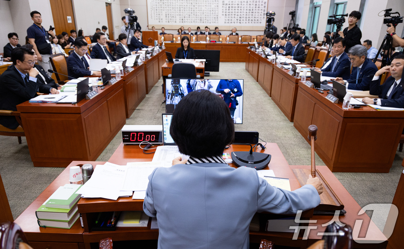 (서울=뉴스1) 유승관 기자 = 추미애 국회 법제사법위원장이 13일 서울 여의도 국회에서 열린 제429회 국회(정기회) 법제사법위원회 제8차 전체회의에서 의사봉을 두드리고 있다. …