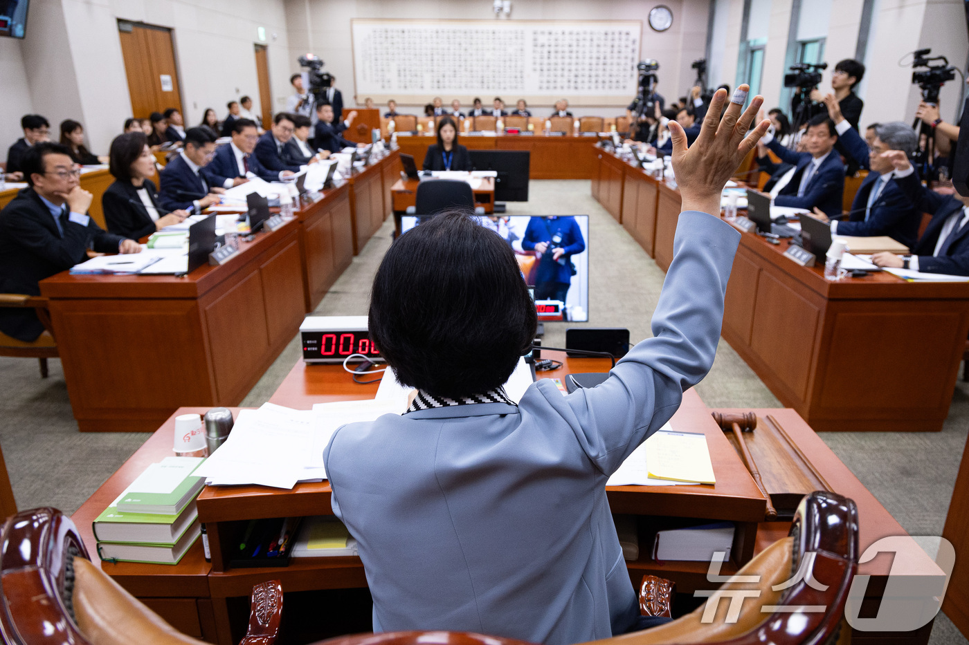 (서울=뉴스1) 유승관 기자 = 추미애 국회 법제사법위원장을 비롯한 더불어민주당 의원들이 13일 서울 여의도 국회에서 열린 제429회 국회(정기회) 법제사법위원회 제8차 전체회의에 …