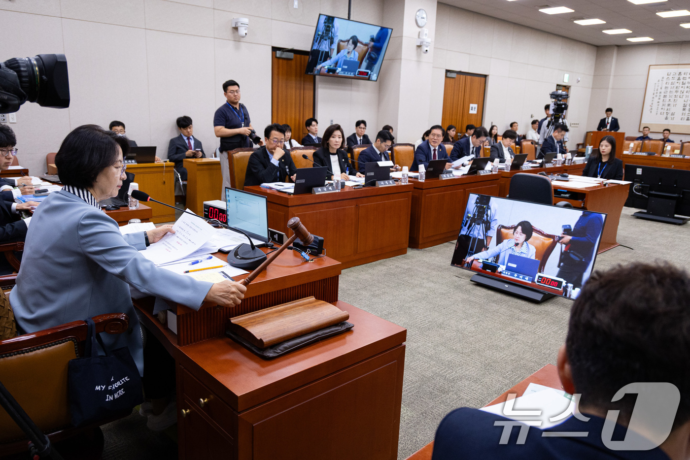 (서울=뉴스1) 유승관 기자 = 추미애 국회 법제사법위원장이 13일 서울 여의도 국회에서 열린 제429회 국회(정기회) 법제사법위원회 제8차 전체회의에서 의사봉을 두드리고 있다. …