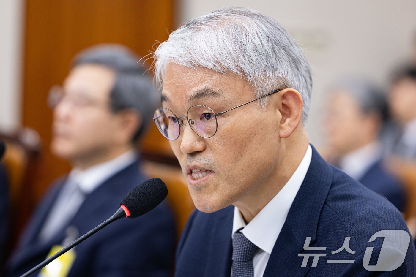 본문 이미지 - 천대엽 법원행정처장이 13일 서울 여의도 국회에서 열린 법제사법위원회의 대법원 등에 대한 국정감사에서 의원 질의에 답하고 있다. 2025.10.13/뉴스1 ⓒ News1 유승관 기자