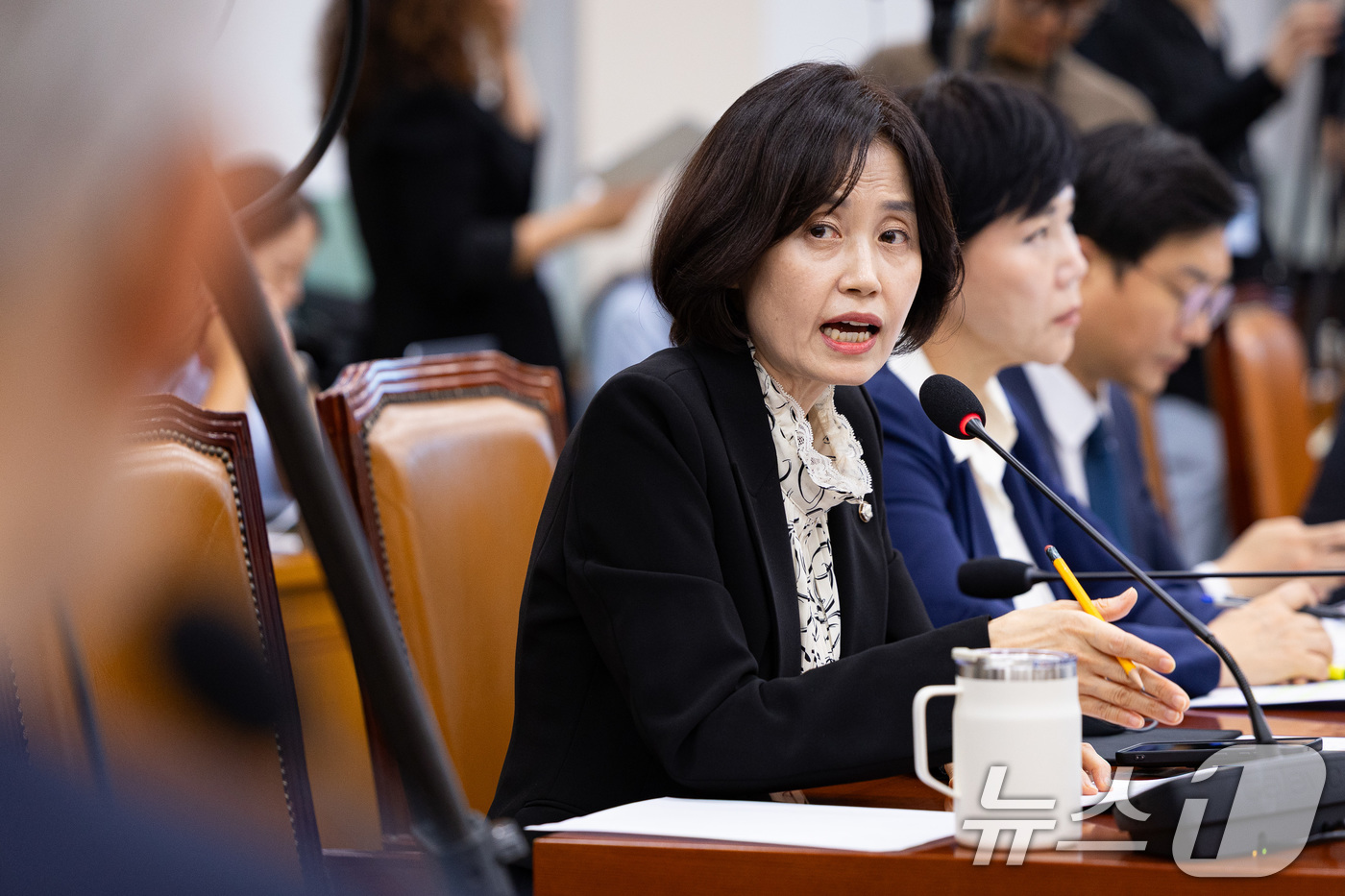 (서울=뉴스1) 유승관 기자 = 박은정 조국혁신당 의원이 13일 서울 여의도 국회에서 열린 법제사법위원회의 대법원 등에 대한 국정감사에서 질의하고 있다. 2025.10.13/뉴스1 …