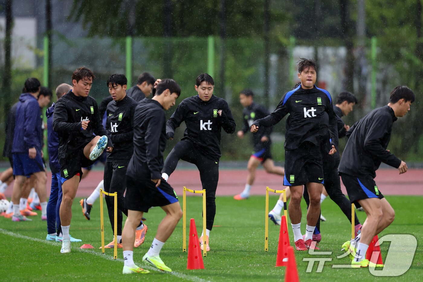 본문 이미지 - 이강인 등 대한민국 남자 축구 국가대표팀 선수들이 13일 오후 경기도 고양시 일산서구 고양종합운동장 보조구장에서 훈련을 하고 있다. 축구대표팀은 오는 14일 오후 8시 서울월드컵경기장에서 파라과이와 평가전을 치른다. 2025.10.13/뉴스1 ⓒ News1 황기선 기자