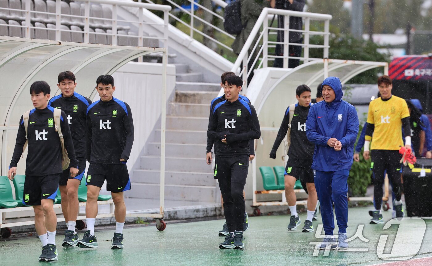 본문 이미지 - 손흥민 등 대한민국 남자 축구 국가대표팀 선수들이 13일 오후 경기도 고양시 일산서구 고양종합운동장 보조구장에서 훈련을 위해 이동하고 있다. 축구대표팀은 오는 14일 오후 8시 서울월드컵경기장에서 파라과이와 평가전을 치른다. 2025.10.13/뉴스1 ⓒ News1 황기선 기자