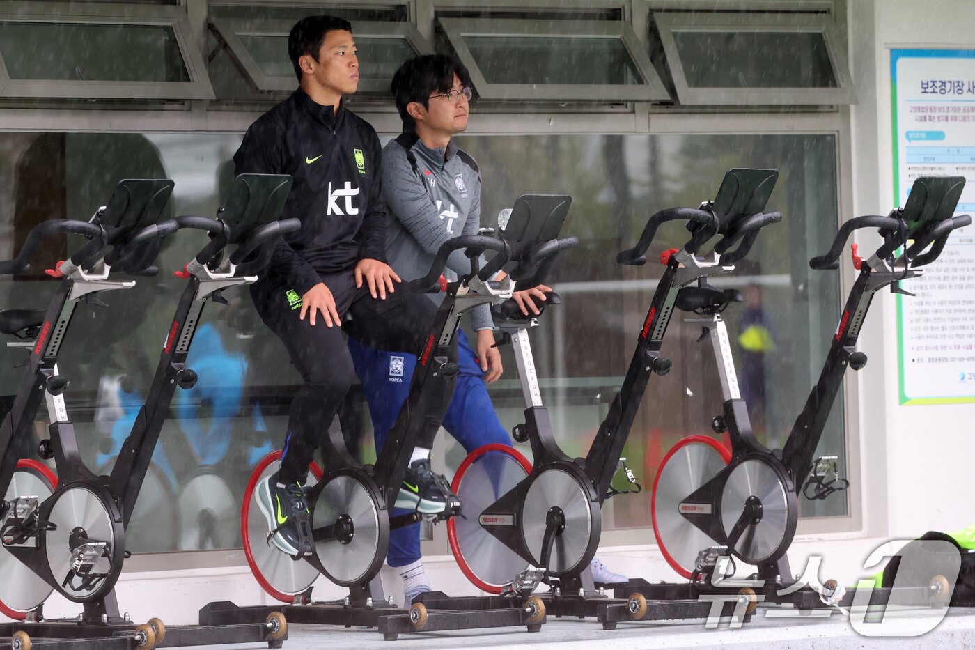 본문 이미지 - 대한민국 남자 축구 국가대표팀 황희찬이 13일 오후 경기도 고양시 일산서구 고양종합운동장 보조구장에서 사이클을 타며 훈련을 지켜보고 있다. 축구대표팀은 오는 14일 오후 8시 서울월드컵경기장에서 파라과이와 평가전을 치른다. 2025.10.13/뉴스1 ⓒ News1 황기선 기자