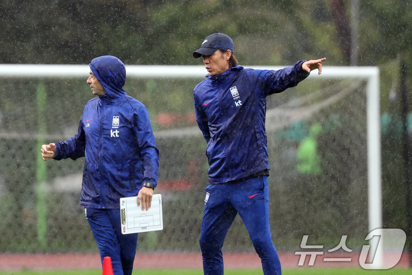 본문 이미지 - 홍명보 대한민국 남자 축구 국가대표팀 감독이 13일 오후 경기도 고양시 일산서구 고양종합운동장 보조구장에서 선수들에게 지시를 하고 있다. 축구대표팀은 오는 14일 오후 8시 서울월드컵경기장에서 파라과이와 평가전을 치른다. 2025.10.13/뉴스1 ⓒ News1 황기선 기자