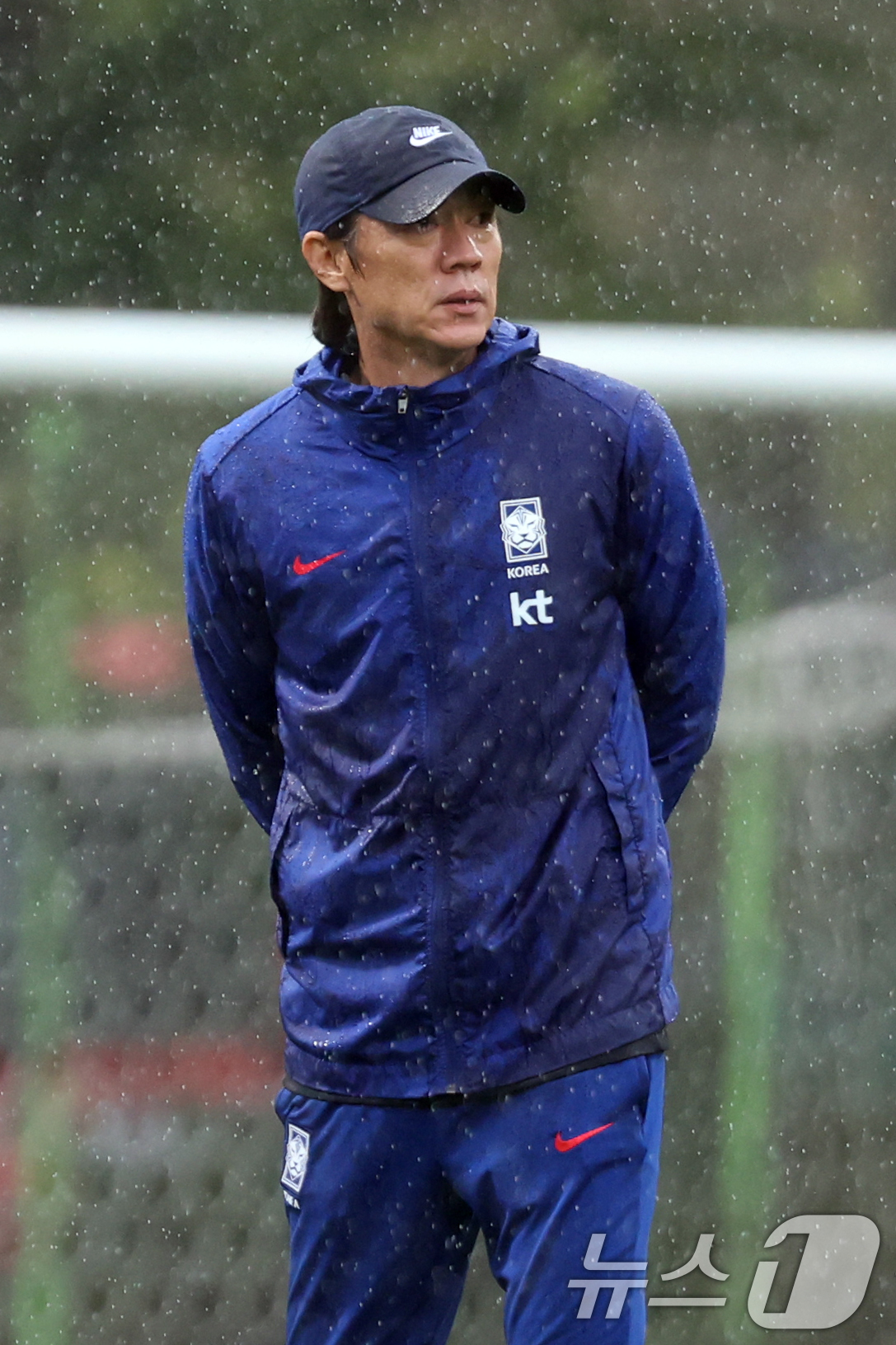 (고양=뉴스1) 황기선 기자 = 홍명보 대한민국 남자 축구 국가대표팀 감독이 13일 오후 경기도 고양시 일산서구 고양종합운동장 보조구장에서 선수들의 훈련 모습을 바라보고 있다. 축 …