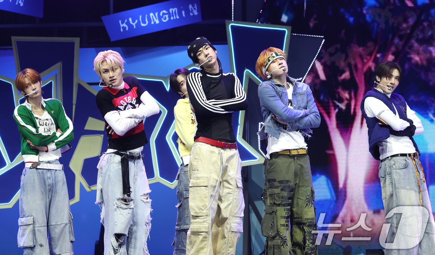 본문 이미지 - 그룹 투어스&#40;TWS&#41;가 13일 서울 광진구 예스24 라이브홀에서 가진 미니 4집 &#39;플레이 하드&#40;play hard&#41;&#39; 발매 쇼케이스에서 타이틀 곡 ‘OVERDRIVE’를 선보이고 있다. 2025.10.13/뉴스1 ⓒ News1 권현진 기자