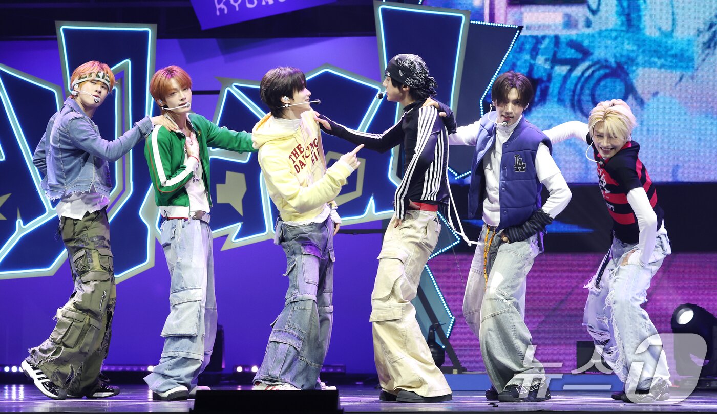 본문 이미지 - 그룹 투어스&#40;TWS&#41;가 13일 서울 광진구 예스24 라이브홀에서 가진 미니 4집 &#39;플레이 하드&#40;play hard&#41;&#39; 발매 쇼케이스에서 타이틀 곡 ‘OVERDRIVE’를 선보이고 있다. 2025.10.13/뉴스1 ⓒ News1 권현진 기자