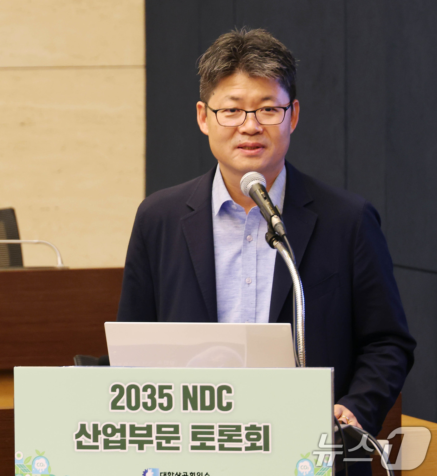 (서울=뉴스1) = 대한상공회의소가 13일 서울 중구 대한상의회관에서 개최한 '2035 NDC 산업부문 토론회'에서 오일영 기후에너지환경부 기후에너지정책관이 발제를 하고 있다. ( …